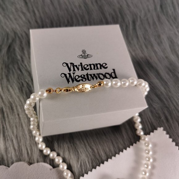 Vivienne Westwood SMALL Bas Relief Pearl - Picture 6 of 6